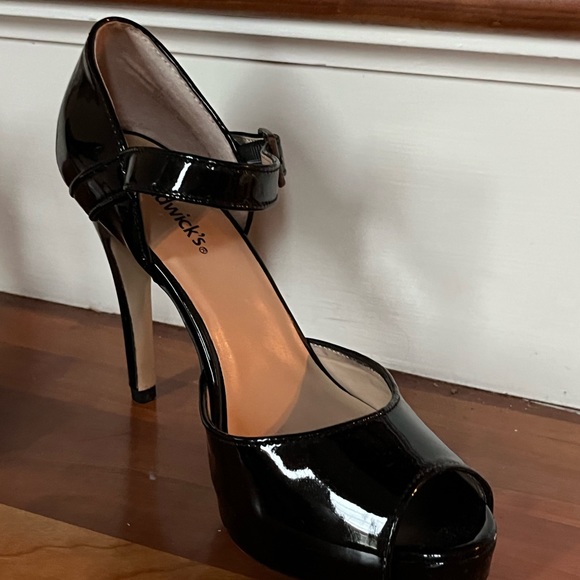 Open tie black patent pump. - Picture 5 of 7